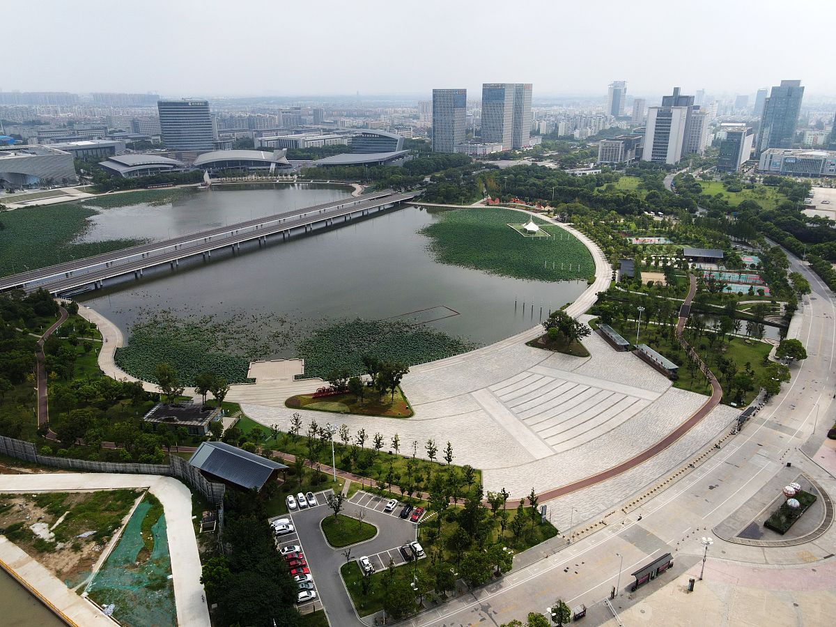 2021年8月2日,在江苏扬州街头,道路上车辆稀少.
