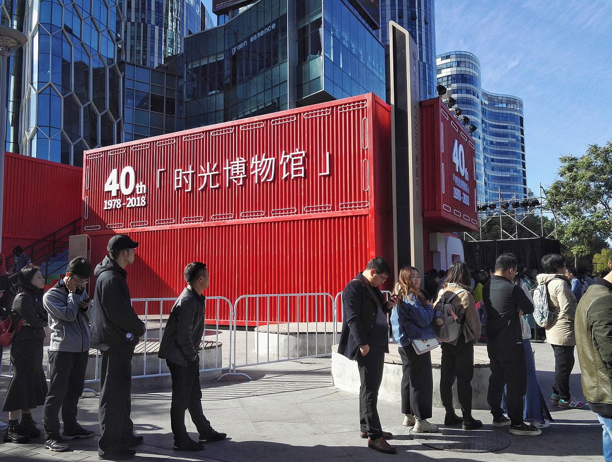 以技术进步与社会生活的变化为主题寻找身边的衣食住行的物质文化痕迹以及某些精神文化痕迹锁定某一历史现象从历史学科的角度揭示这一历史现象的成因展现技术进步是如何催生这一历史现象的史论结合 不少于一千字