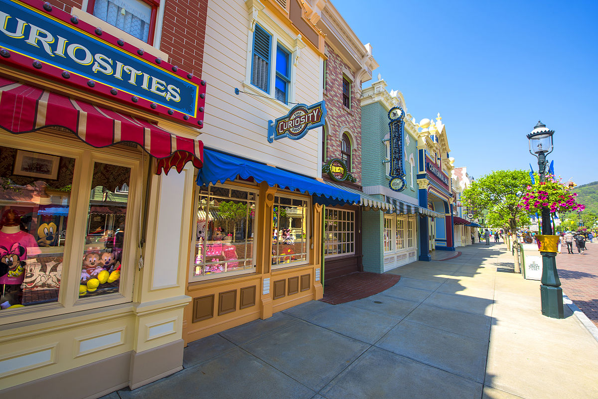 请帮我安排一次香港旅游行程，我将于2023年3月25日早上六点抵达香港国际机场