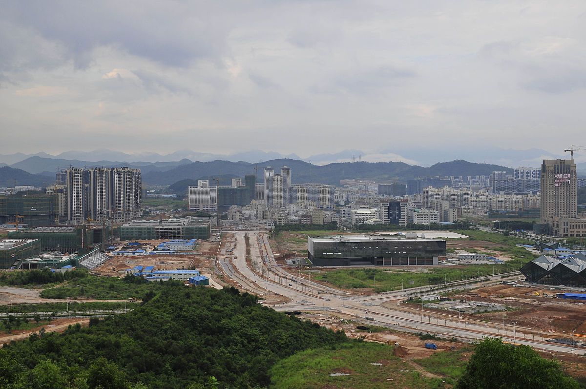 2010年7月24日,深圳,龙岗区,建设中的大运中心.