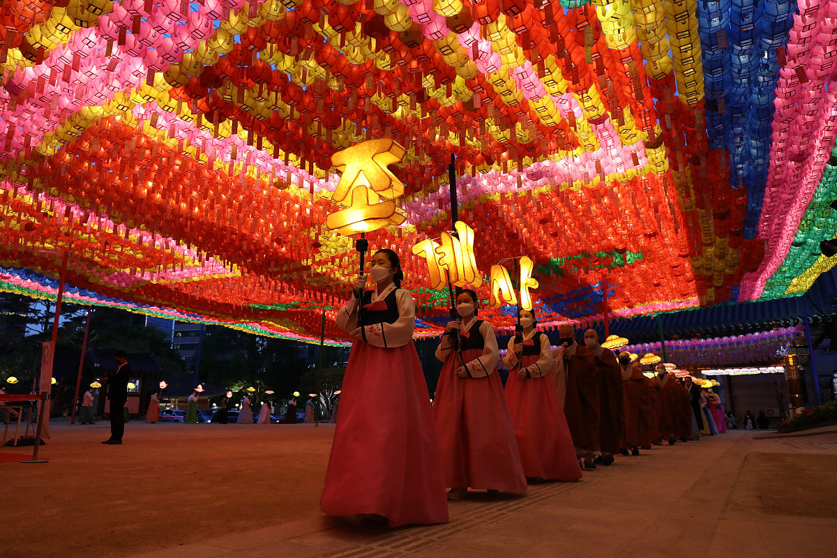 当地时间2021年5月6日,韩国首尔,佛诞节将至,僧侣与民众手持花灯迎接