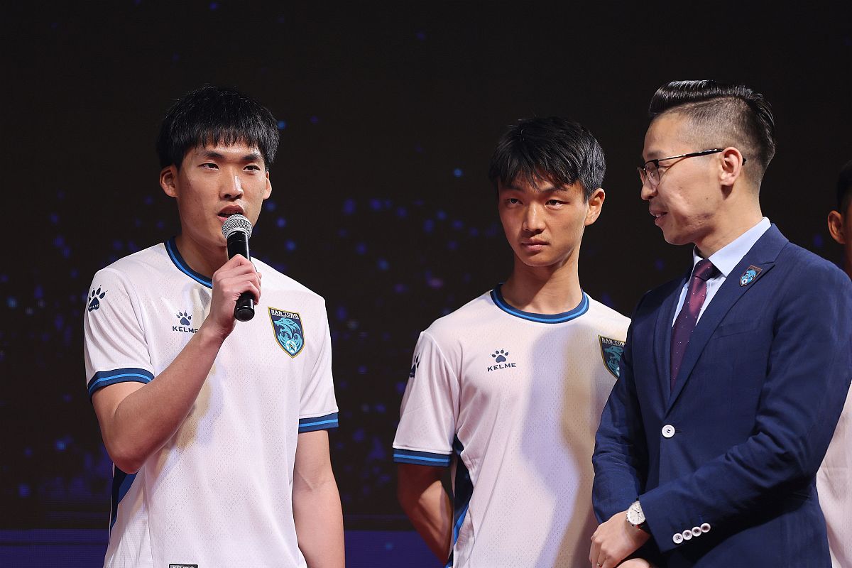 RNG 小虎 - 职业电竞选手 何书凯 简介