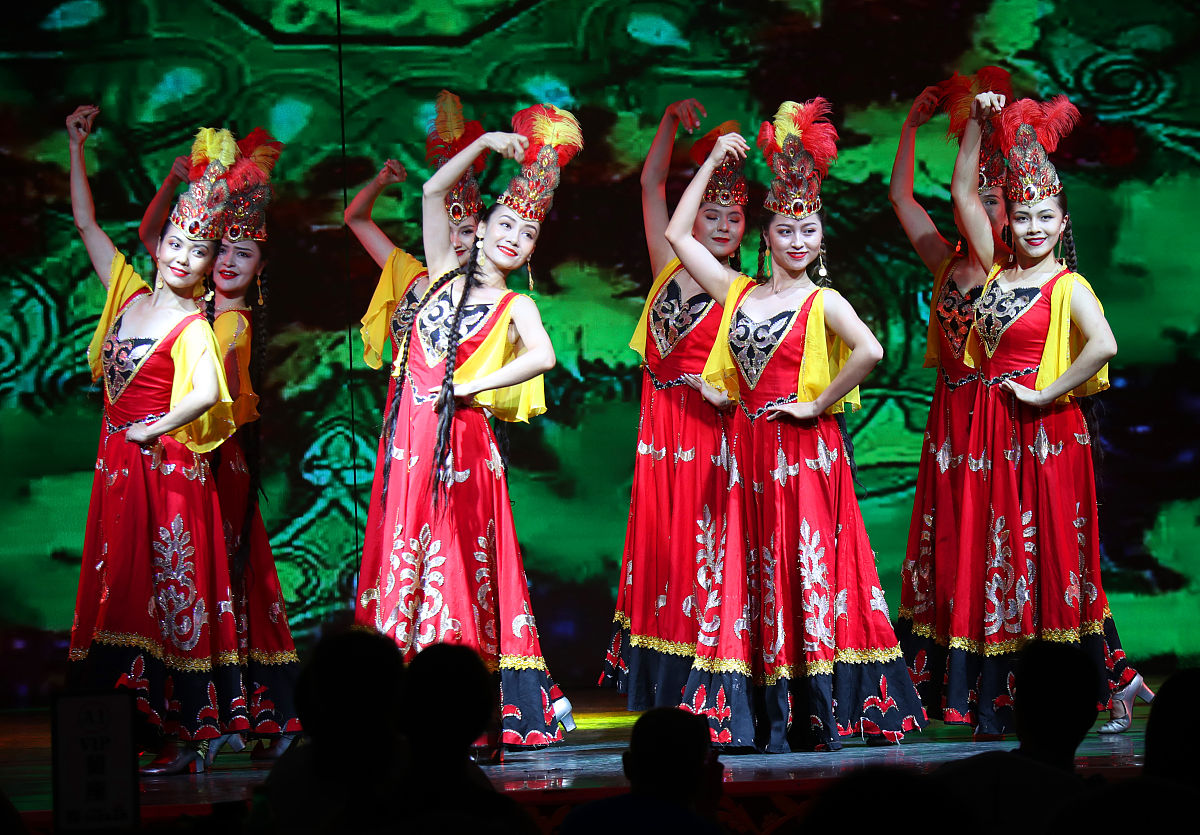 民族舞表演主持人串词：感受文化魅力，领略民族之美