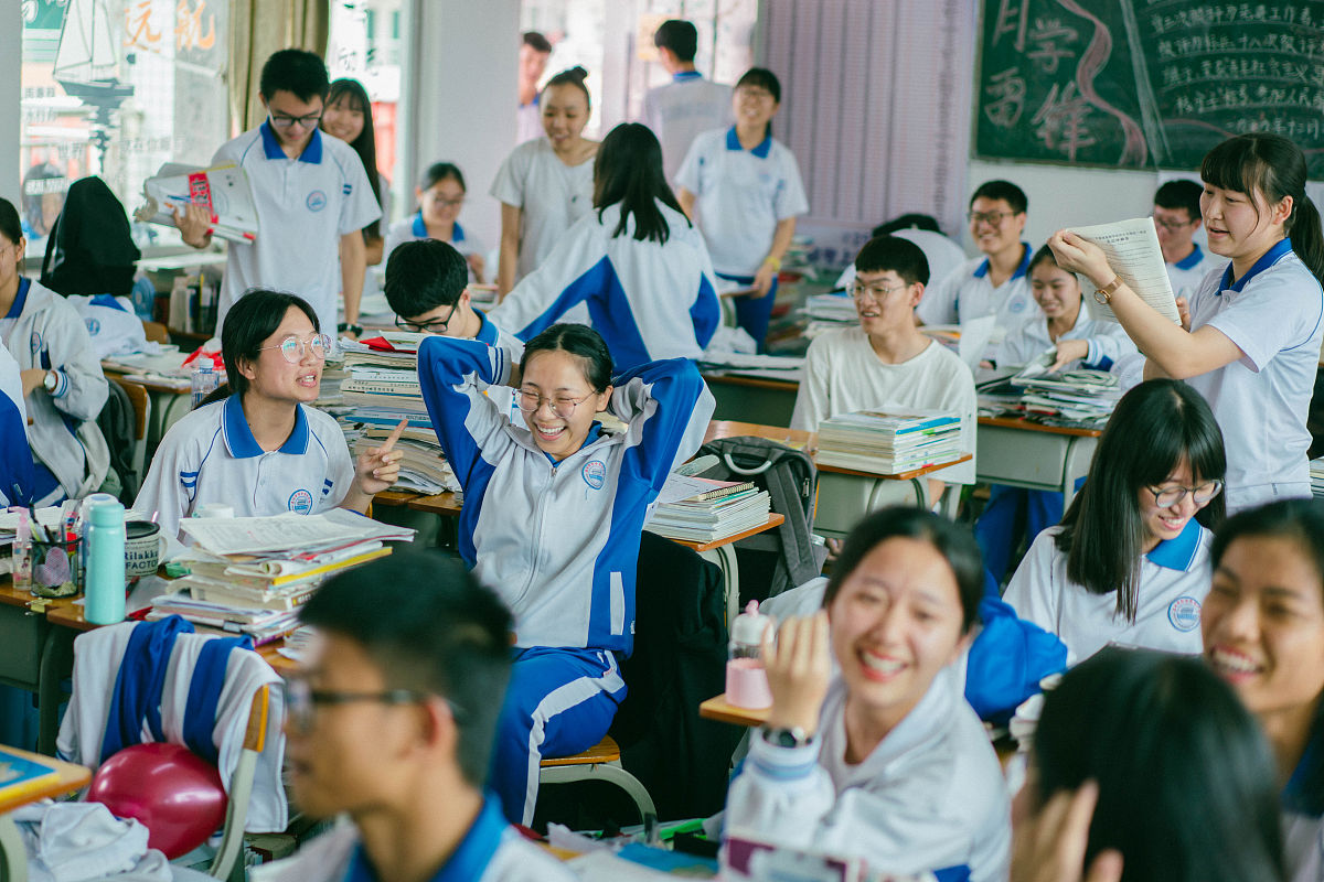 2019年6月5日,广东惠州综合高中举行高考喊楼"活动为考生加油.学生们
