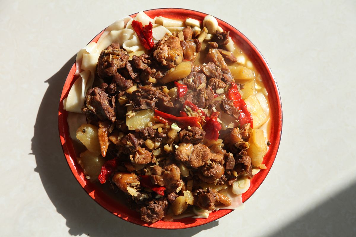 我有一只鸡还有一些土豆您能给我推荐一个新疆大盘鸡的美食做法吗？请详细的展开具体的操作步骤！