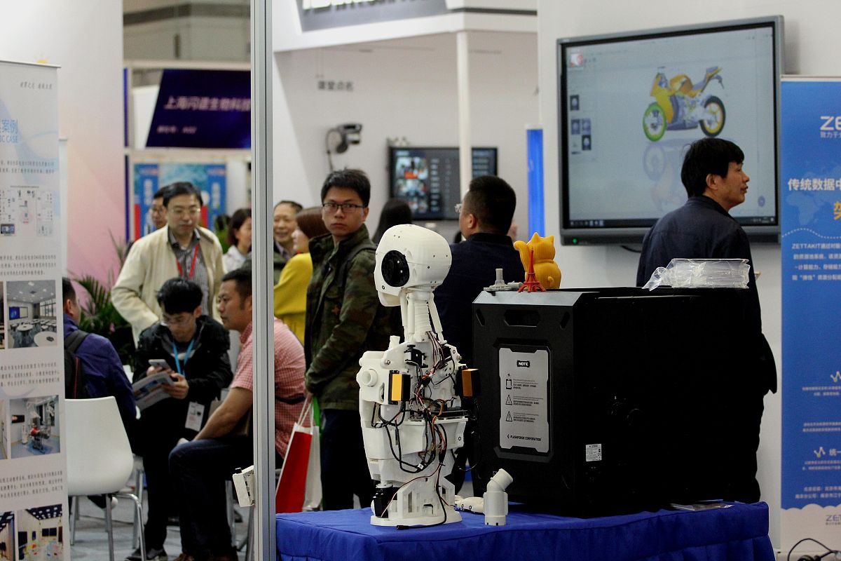 我准备以基于人工智能技术的小学信息技术交互式教学策略为选题写一篇硕士课程论文请结合人工智能技术在交互式教学中的应用现状为我生成论文大纲。