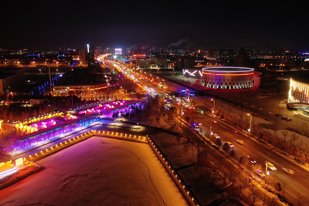2021年2月26日,是元宵佳节,当晚,新疆博乐市主要街道上彩灯绽放,绚丽