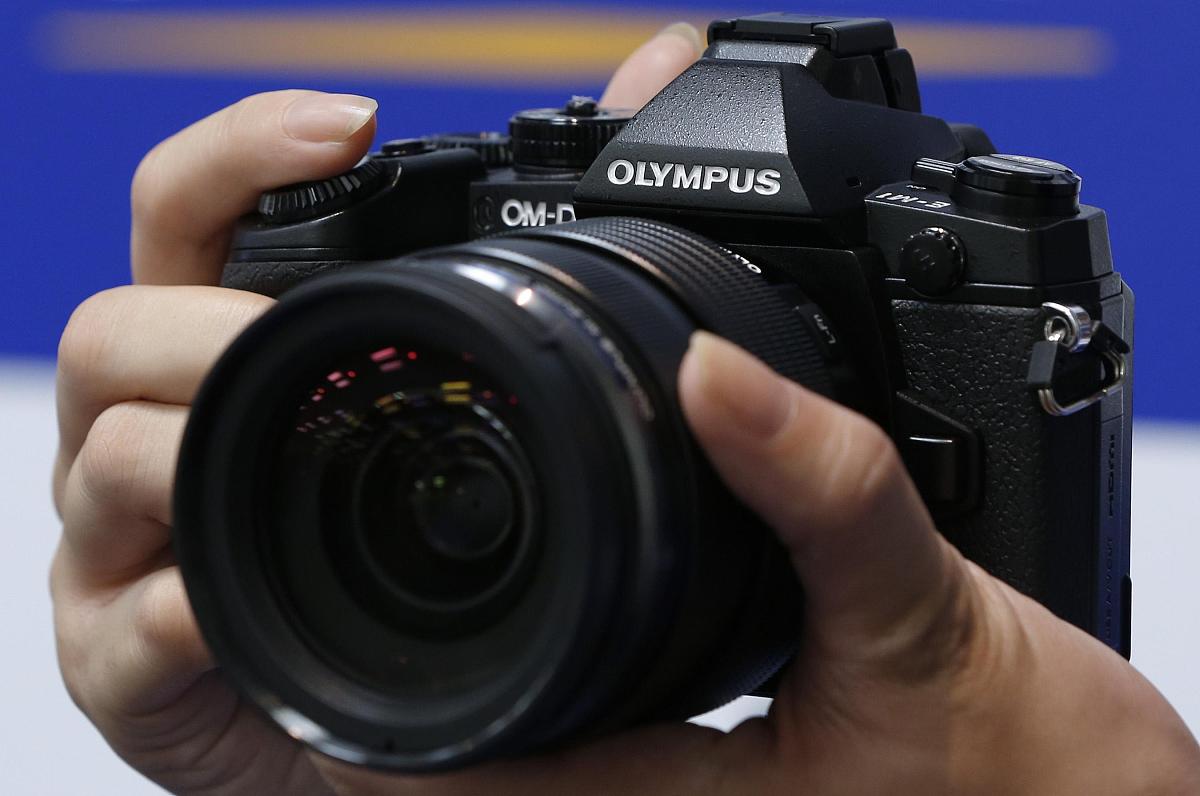 奥林巴斯<strong>资料</strong>图.a model holds olympus corp.