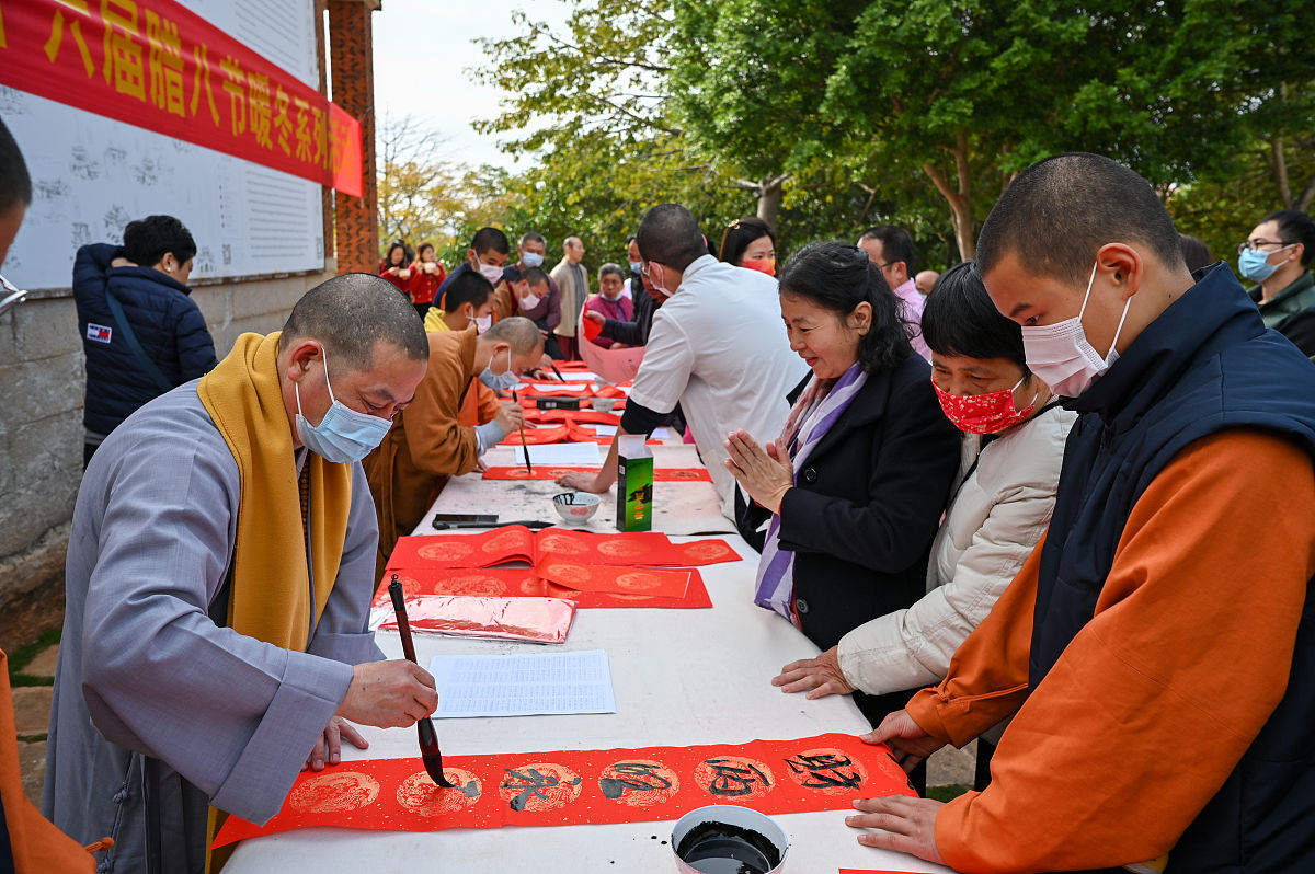 2022年1月10日,福建泉州,少林寺僧侣们在腊八节当天书写春联赠送市民,