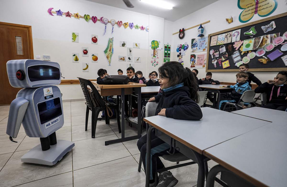 教师在一所私立学校的教室里,利用教育机器人给学生们<strong>上科学</strong>课