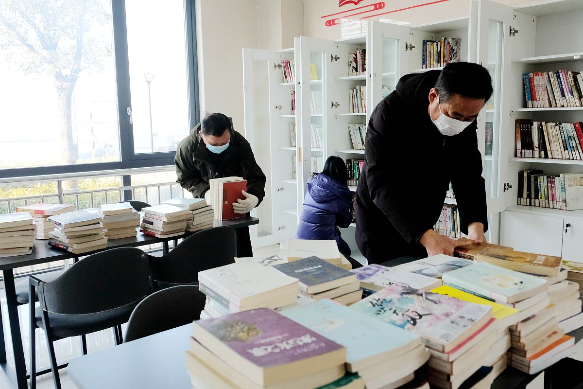 大学生劳动日记：清理校园环境，整理图书馆书籍，收获满满