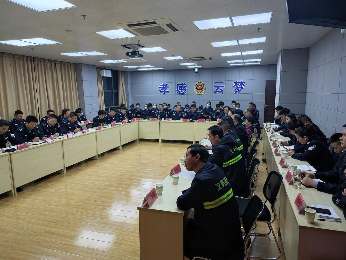 结合党中央最近组织和开展的主题教育和理论学习活动谈一谈如何与公安工作实践相结合？800字