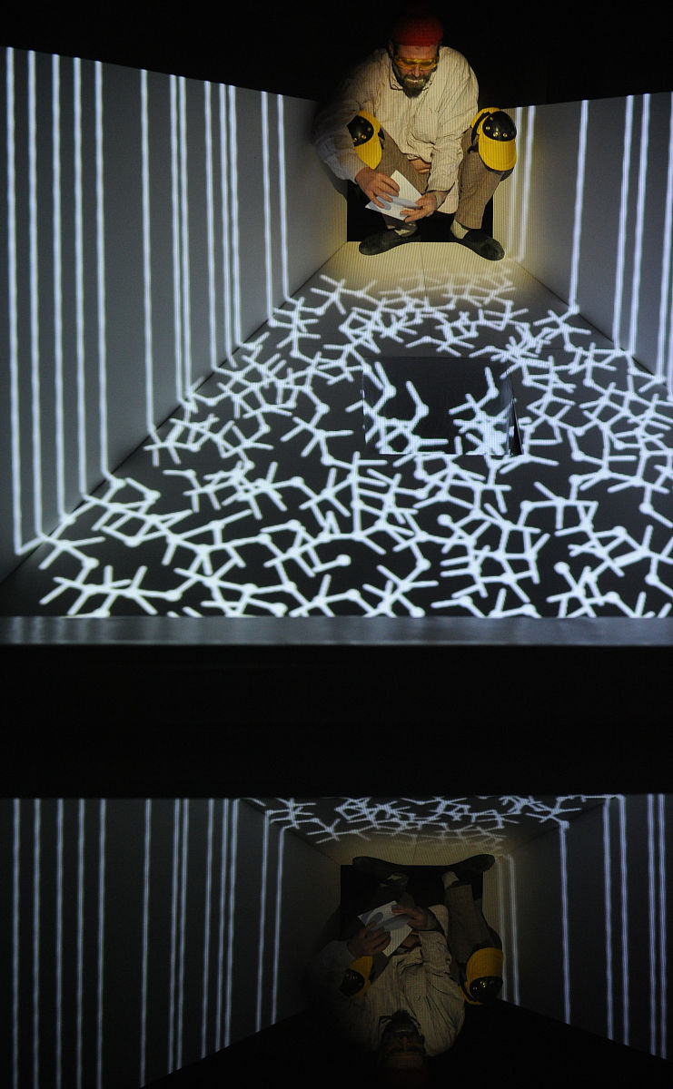 2010年12月17日,"谬论仓库"多媒体艺术展览在圣彼得堡erarta画廊举办.