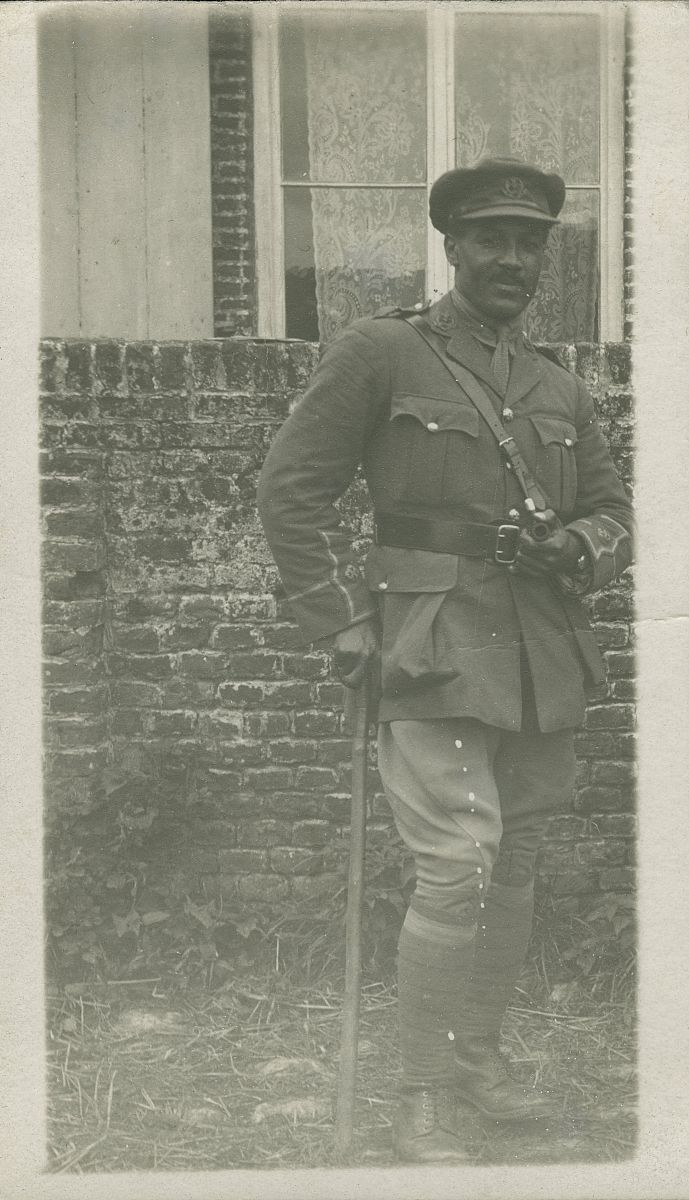 按照以下内容重新写一篇故事传记风格为幽默风趣内容中包含对话、人物的心理描写并写一个两句话反转的题目在解放战争中王近山和杜义德分别担任六纵司令员和政委。早在红军时期二人就认识而且是打出来的交情。那时杜义德任骑兵纵队司令员王近山任师长。在一次战斗中王近山的部队缴获一批战马。在一次行军过程中这些战马受了惊吓怎么也不肯过浮桥。担任部队殿后任务的杜义德二话不说就毙了两匹马。这下可捅了马蜂窝！王近山提着枪上去