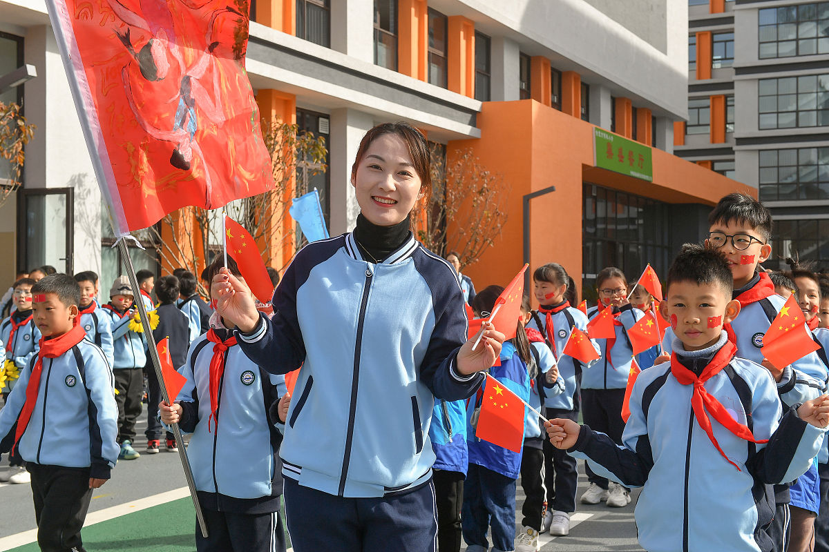 2021年11月22日,合肥市明珠小学"阳光体育"冬季长跑启动仪式,班主任老