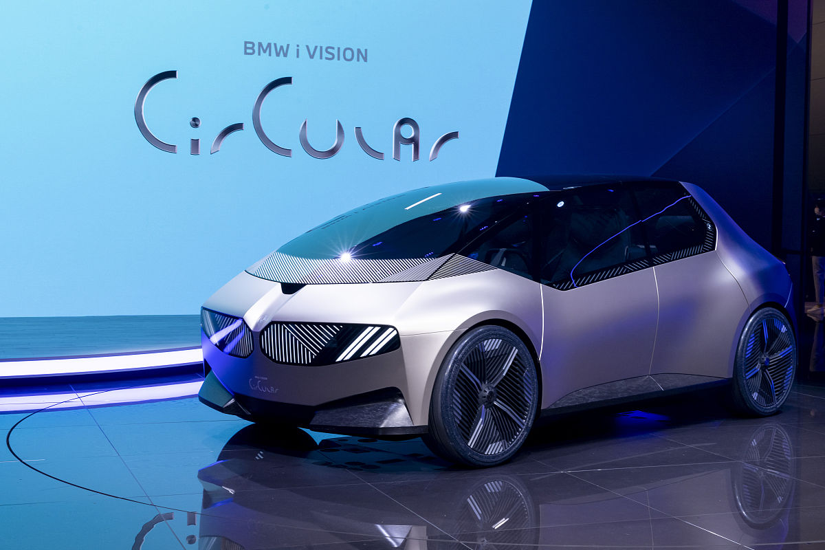 你作为一个宝马的员工，每年都需要指定自己全年的target。那么请你制定一下2023年全年的target，其中一个主题是Innovation Gallery。注意HR提醒你，你制定的target，需要满足S.M.A.R.T.原则，且除了target之外，需要有关键的criteria以及merature。注意使用英文作答。