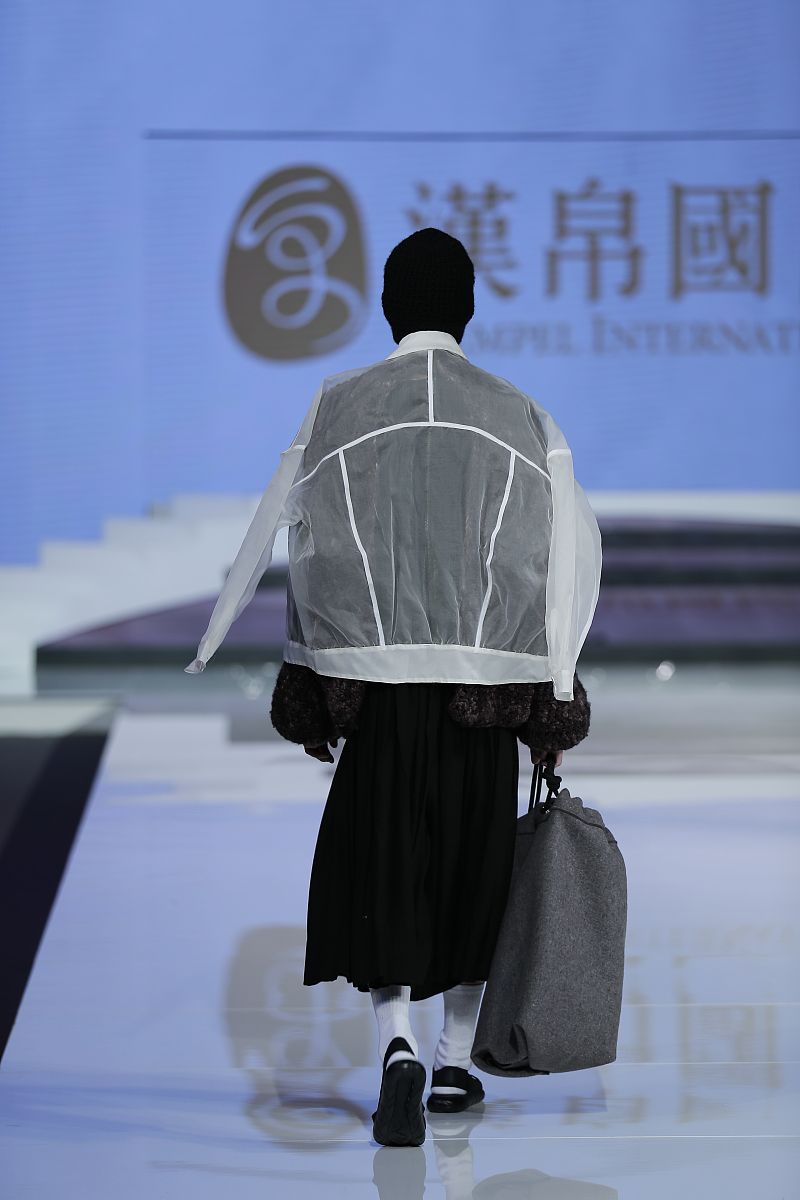 我想提出美的劳动的理念如何阐释美的劳动呢？