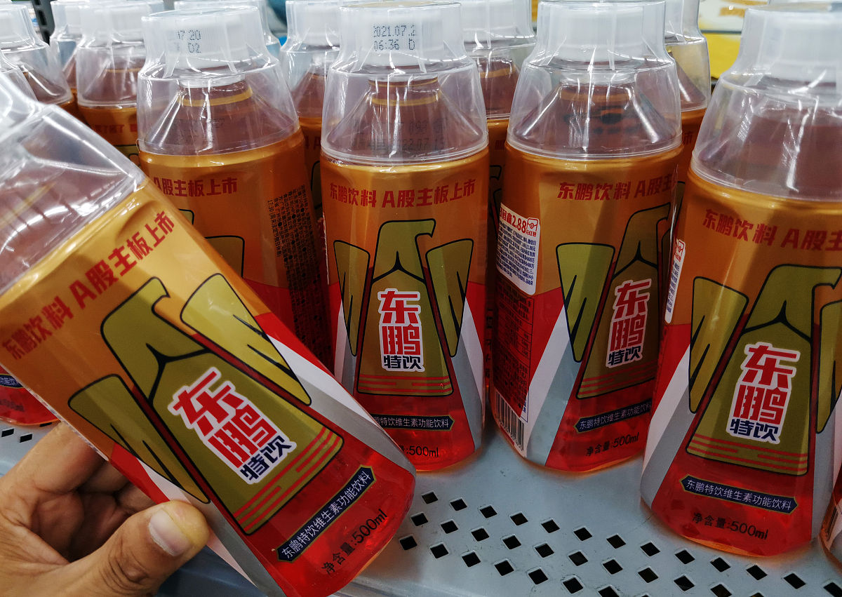 功能性饮料不宜经常饮用观念影响国内外新兴品牌崛起抢占年轻市场1红牛行业开拓者的形象深入人心东鹏特饮势头正猛同赛道新兴产品层出不穷市场竞争较大。品牌受到长期饮用功能性饮料不利于健康的观念影响且不同消费者对功能饮料的反应不同。广告语记忆点不高。同类产品层出不穷市场竞争激烈可能出现被代替的风险如红牛、东鹏。功能性饮料并不适用于每个人这可能会对其形成不好的消费印象。广告语记忆点不高与市场上其他一些功能性饮