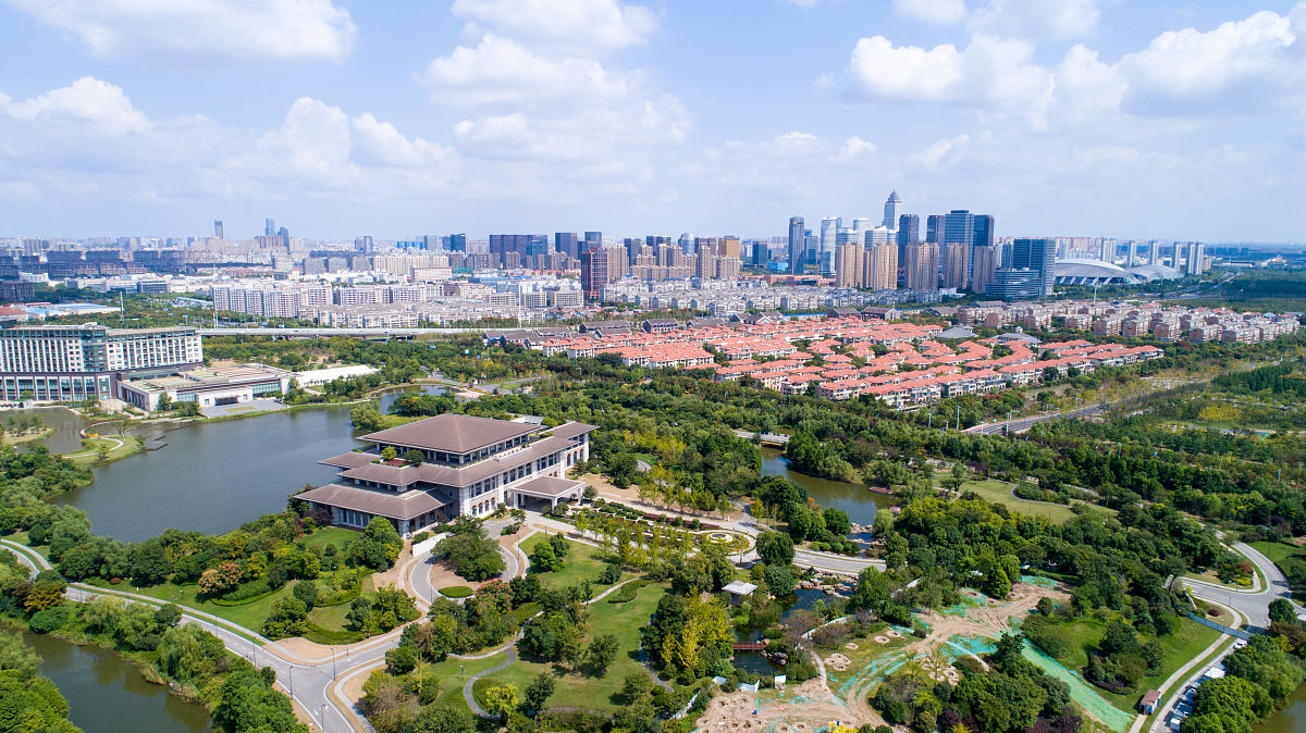2020年9月30日,航拍镜头下的江苏南通,郁郁葱葱的森林公园与城市浑然