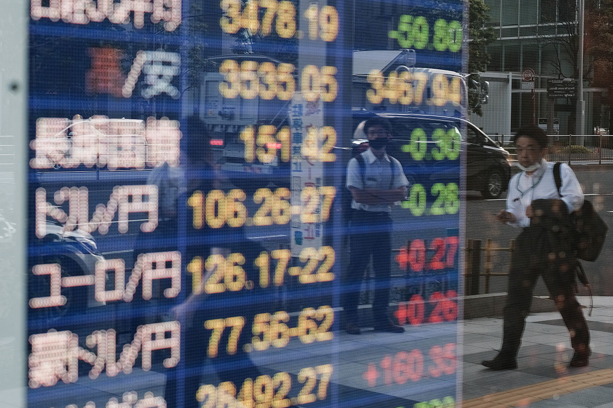 当地时间2020年8月28日,日本东京,证券公司外的股票信息.a pedestrian