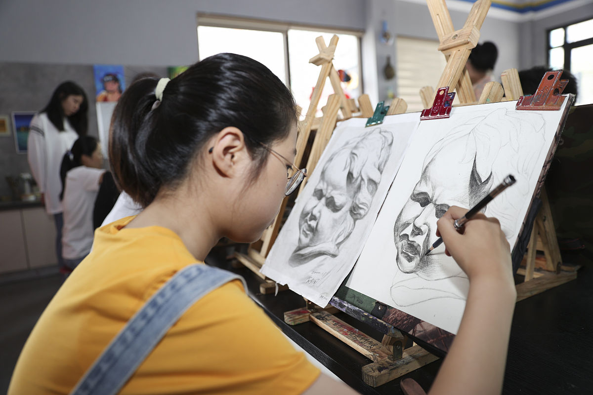 郑州东方艺术学校美术绘画专业就业前景分析：岗位选择与发展建议