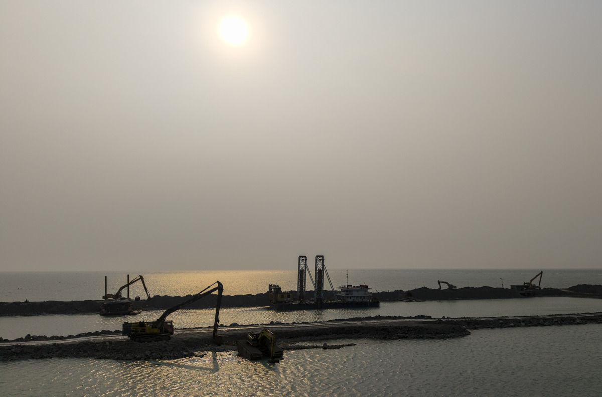 2026年4月7日,海南琼海,青葛渔港升级改造工程加紧