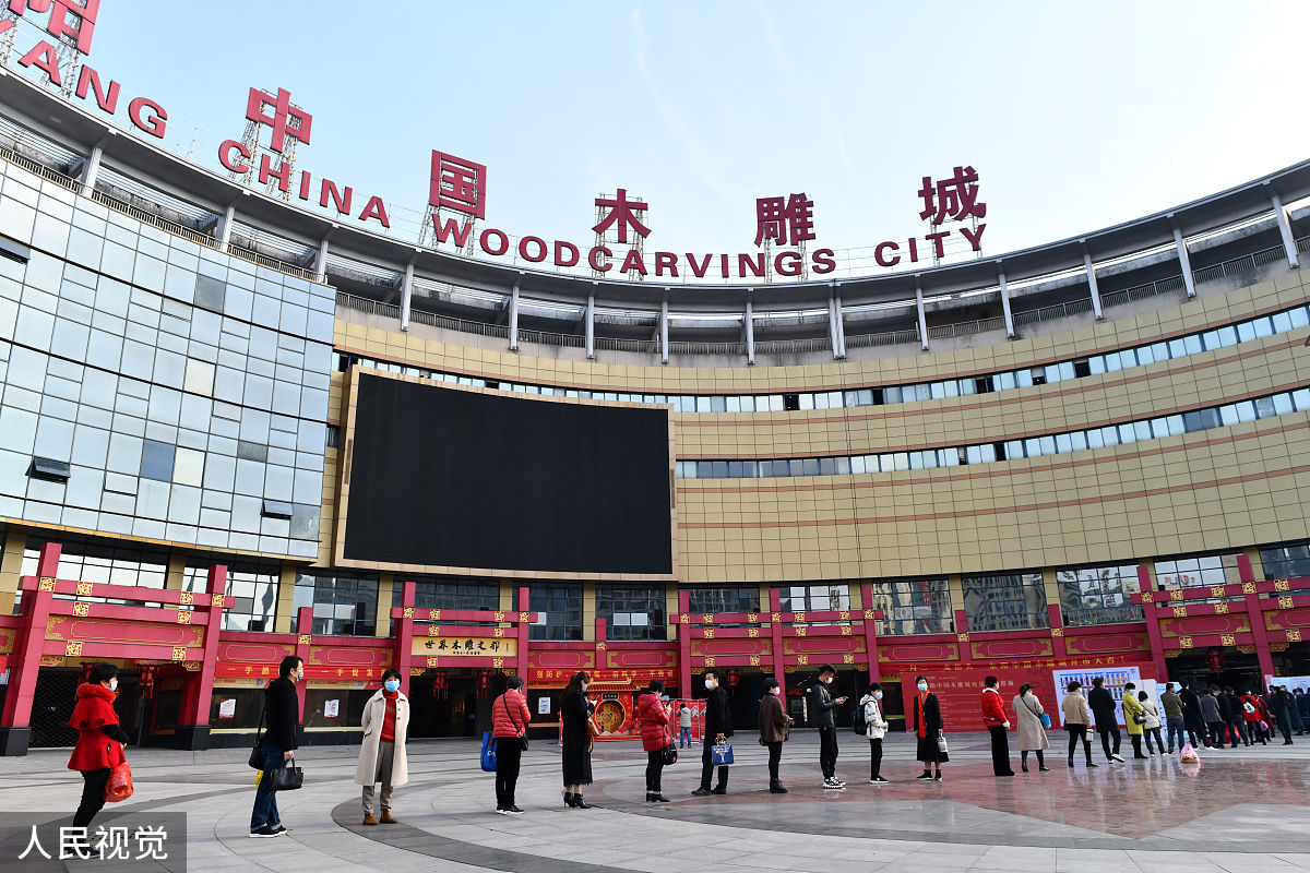 2020年2月24日,浙江省金华市东阳中国木雕城商户通过健康码,体温测量,