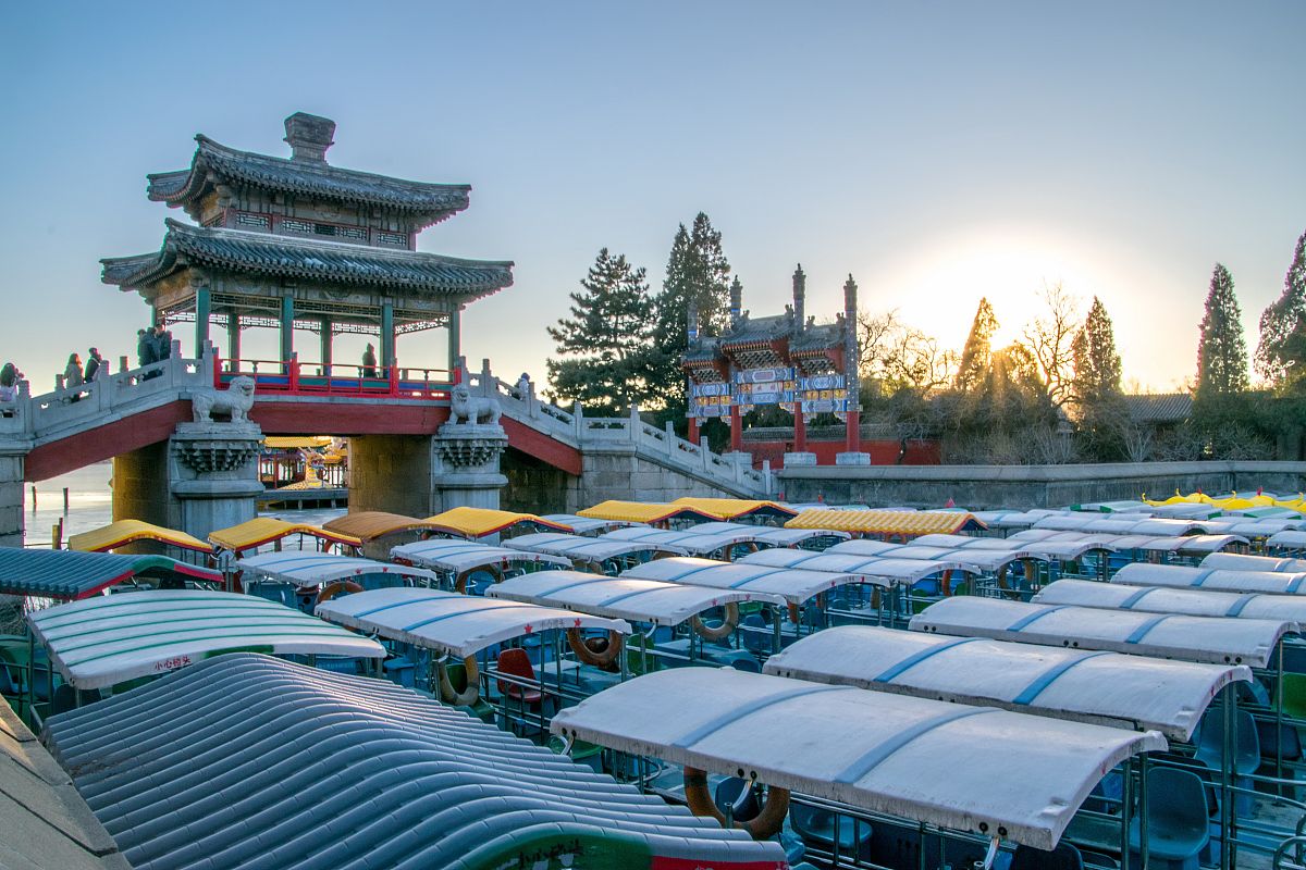 怀安和延庆甜蜜出宫，幸福洋溢！