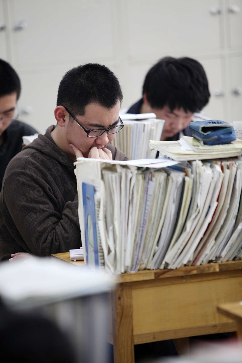 2013年5月6日,山东省潍坊市潍坊中学高三年级的学生正在教室内紧张复