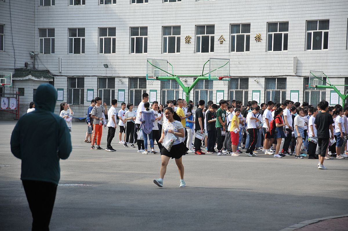 2019年6月25日,哈尔滨市举行2019年初中升学考试.在第三中学考点,考生