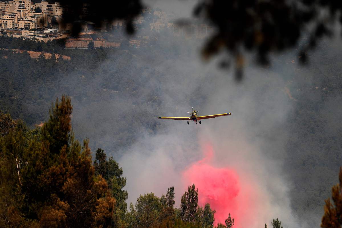 当地时间2021年8月16日,以色列耶路撒冷西部,大火第二天的灭火工作继