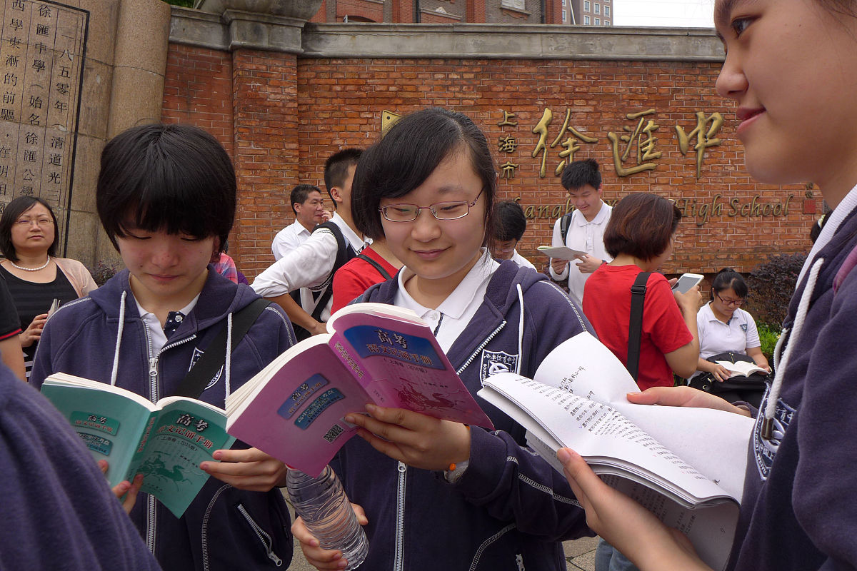 27日徐汇中学网站发布情况通报：关于网传我校一女生进入男浴室一事经核查不属实网上流传的音频经过编辑存在误导与事实不符。根据这个话题写一篇500字文章
