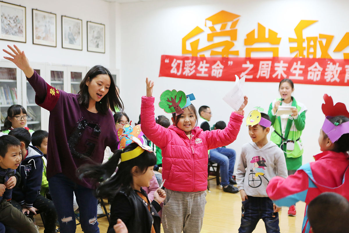 社区少数民族儿童欢度六一：童趣迎节日，阅读伴成长