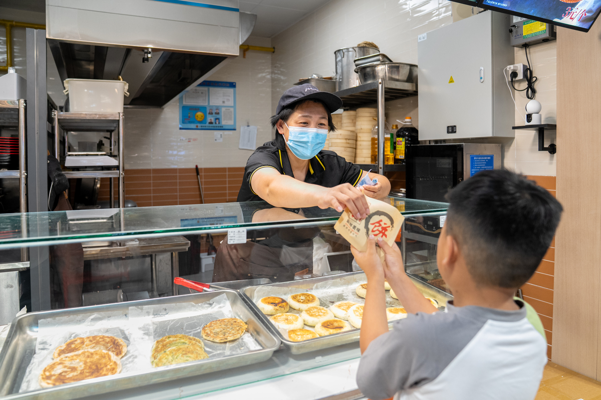 高校食堂窗口差别巨大，学生代表呼吁公平对待