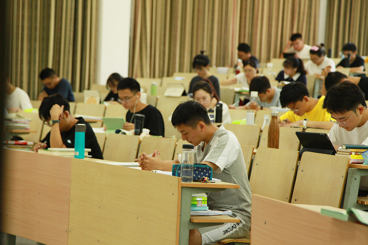 2020年8月17日,杭州,浙江农林大学4号教学楼的考研教室里,准备考研,考
