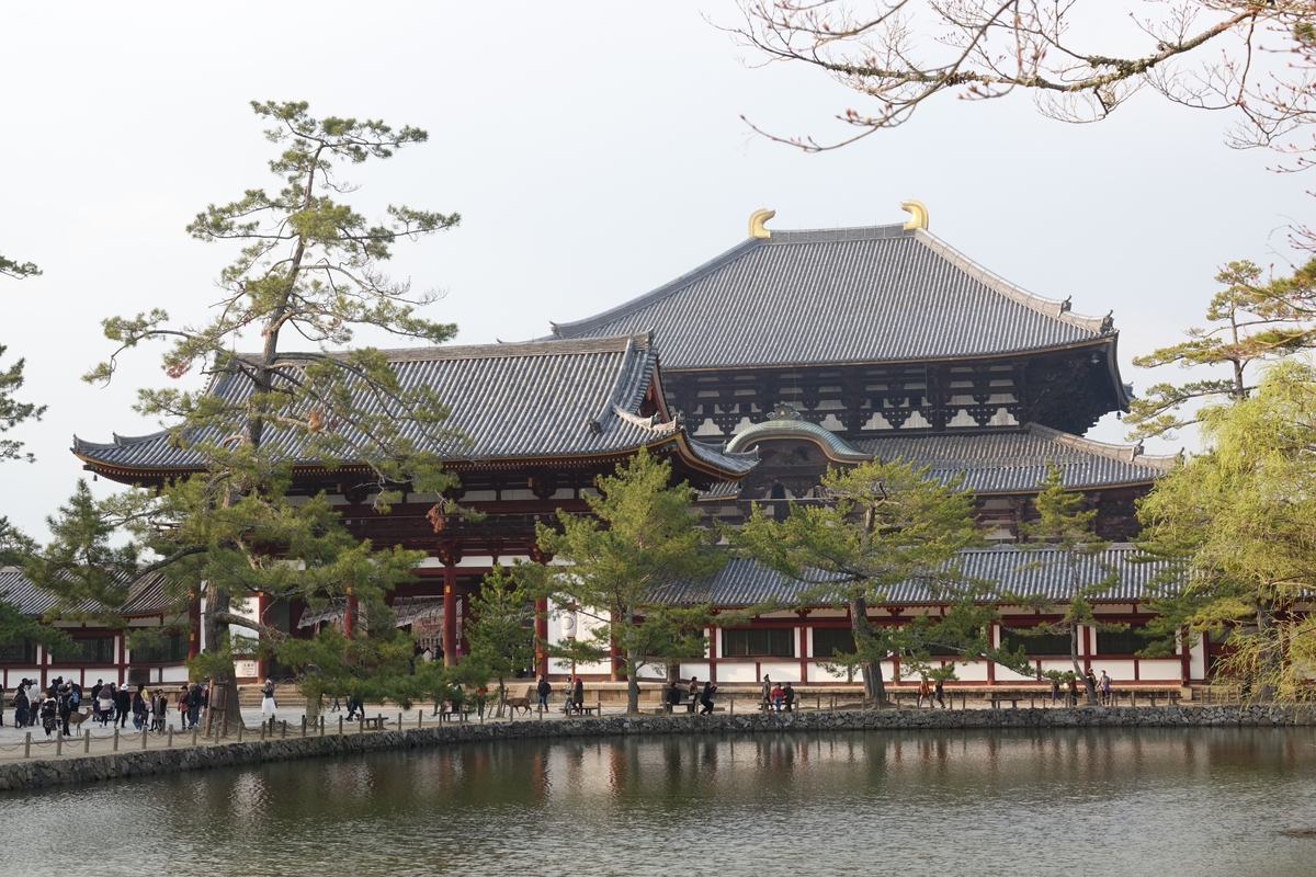 我要写一篇题目为日本传统建筑与现代环境设计的融合研究的毕业论文请你帮我写一下第二章 日本传统建筑风格的研究21 日本传统建筑的历史和发展22 日本传统建筑的风格和特点23 日本传统建筑的材料和结构字数不低于800字