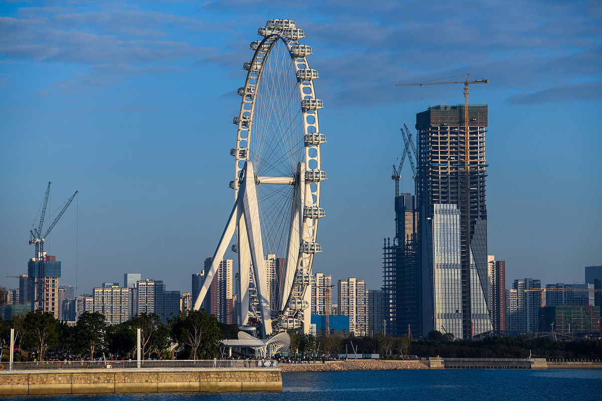 2020年12月26日,位于深圳前海湾的欢乐港湾128米高摩天轮与前海楼群.