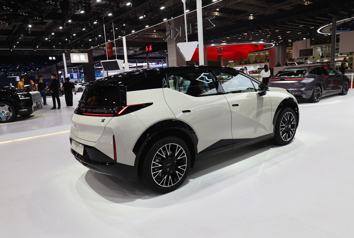 不要只看那个女孩。北