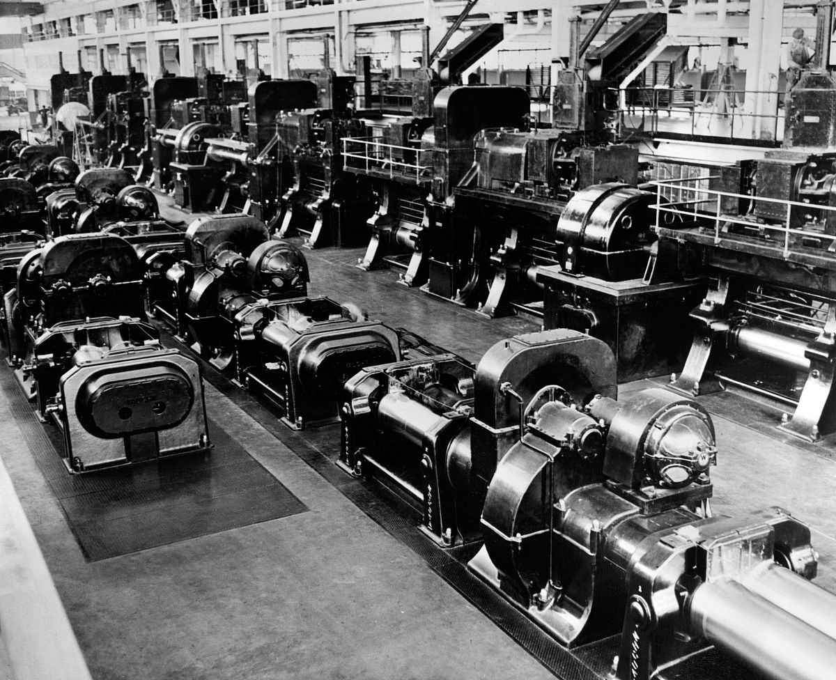 请根据以下要点写一段话要求语句流畅具有逻辑性和文学性1新中国成立后重视工业发展1950年3月开始筹备建设第一汽车制造厂1956年7月14日投产。2在60年代到80年代中国汽车工业逐渐形成以载货车和越野车为主体的汽车产品体系。31978年国家改革开放后合资生产汽车逐渐成为中国汽车制造的主流日系、美系、德系和其他车企纷纷在国内投资建厂。41979年中国生产轿车4152辆1990年这一数字已经上涨到42