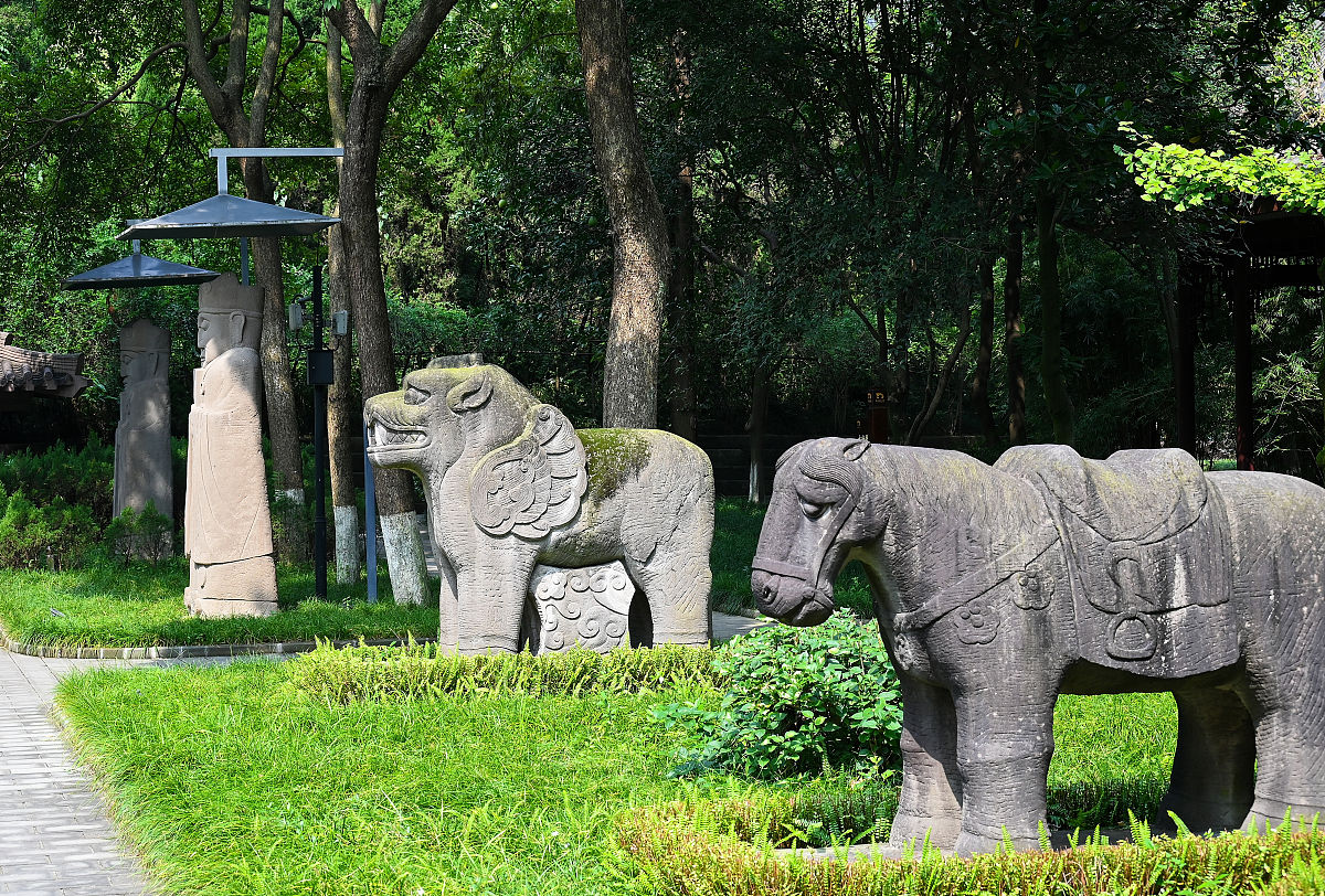 2021年9月30日,成都,永陵大门神道雕像.(如需下载使用,请务必署名:红