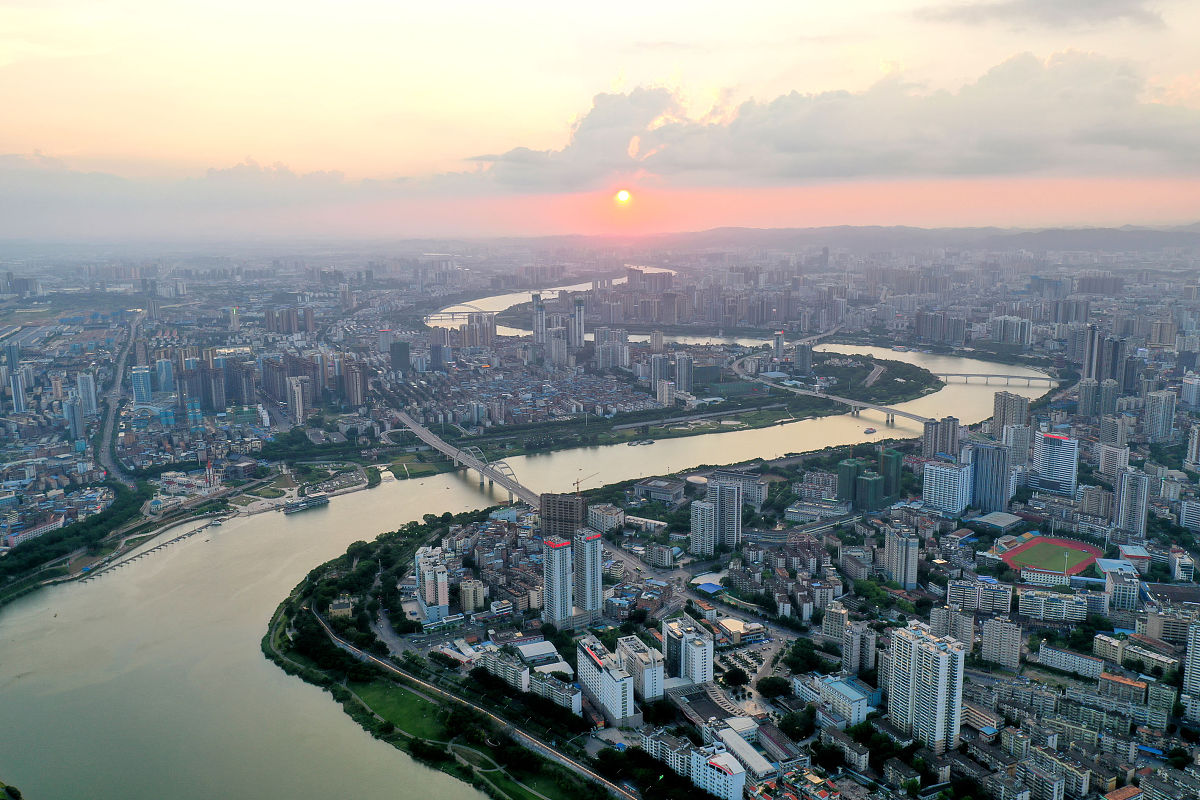 2021年7月13日傍晚,广西南宁,航拍邕江"长河落日"美景.