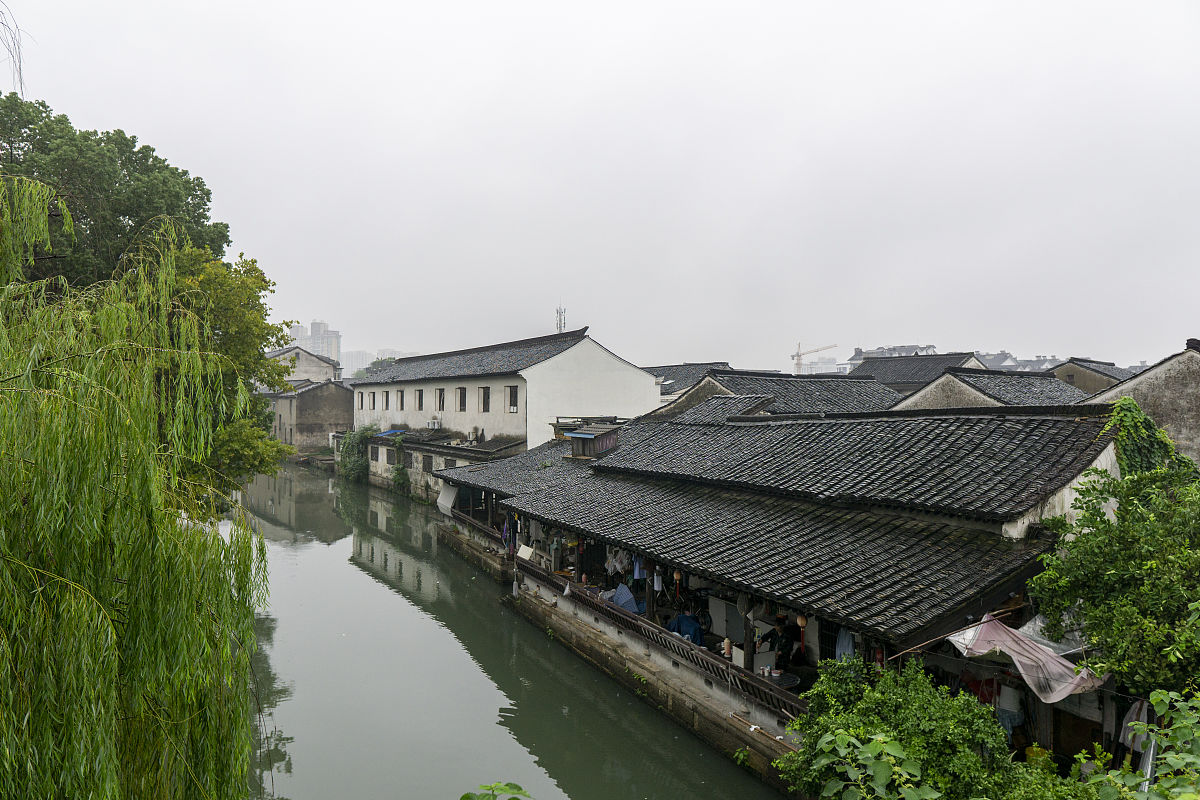 2020年9月19日,浙江绍兴迎来秋雨,市民雨中撑伞出行.气温降低市民穿上