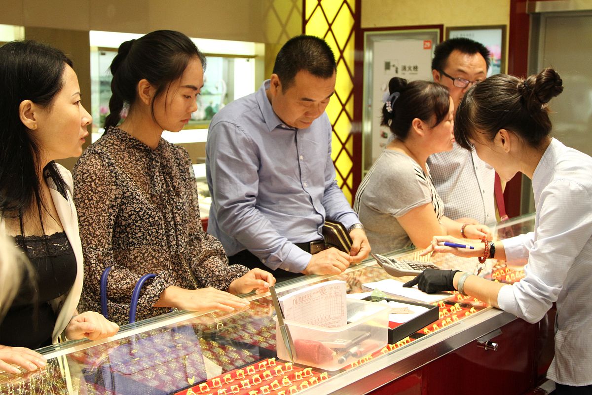 2015年9月27日,河南许昌,市民在一家大型商场黄金专柜购买黄金首饰.