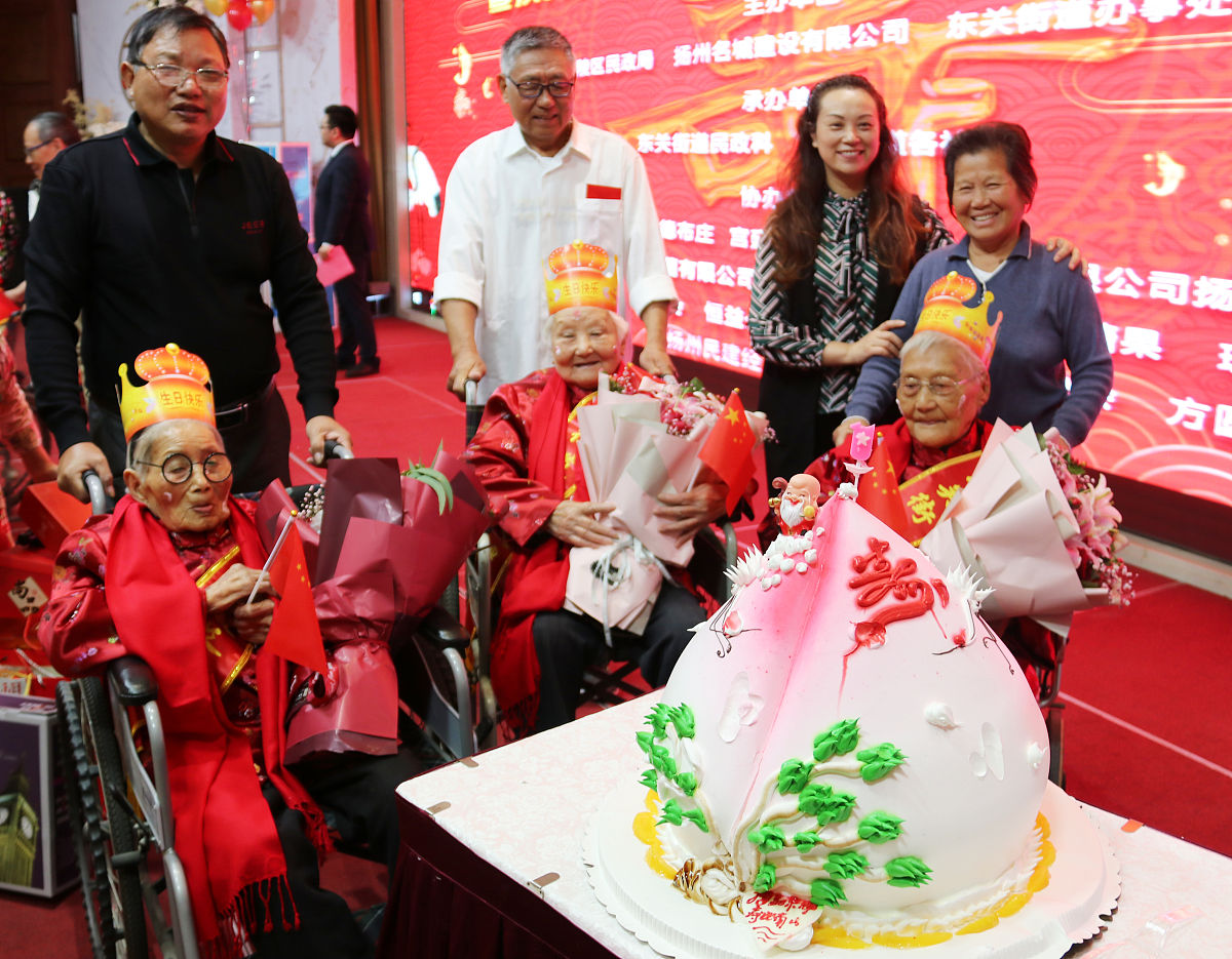 祖母八十岁生日有些啰嗦但是孙子一辈都有接受她的照顾抚养孙子进行寿宴发言