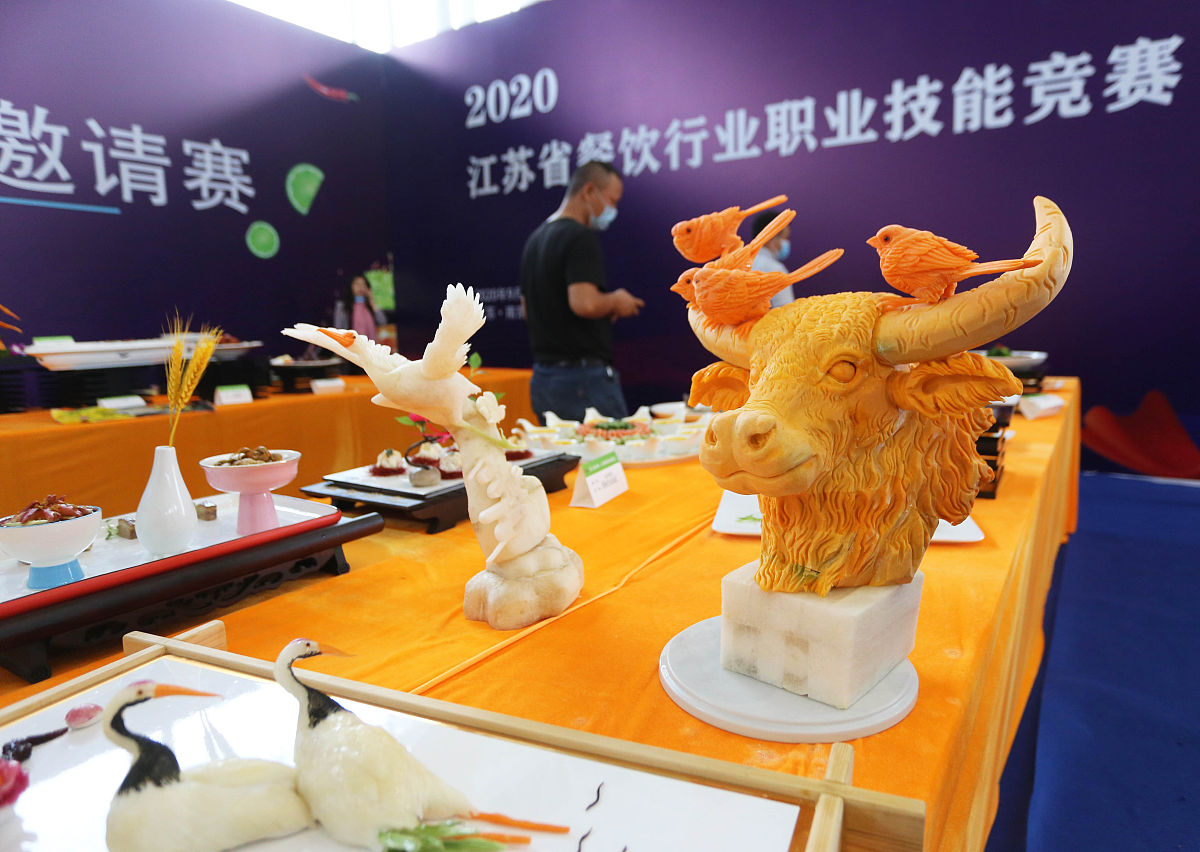 安装员实习周记作为一位实习安装员我在过去的一周时间里学到了许多东西。下面是我在这个过程中的一些体会和感受。首先工作中需要非常注意安全。安装工作本身就存在一定的危险性所以我们必须时刻保持警惕并遵守所有安全规定和操作程序。在现场作业前要检查安全带、安全鞋等防护设备是否齐全确保自己和同事的工作安全。其次团队合作对于安装工作来说十分重要。在进行大型项目时通常需要和其他工种协调配合。因此沟通和协作的能力也是