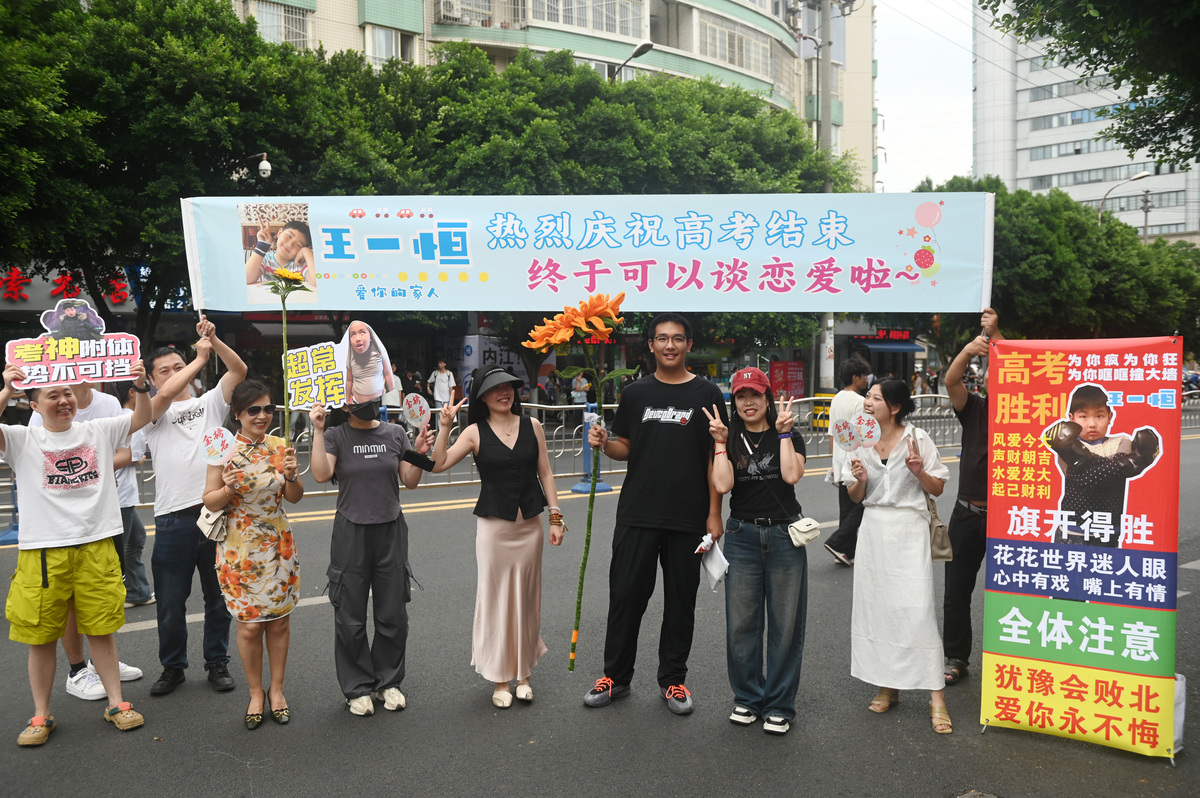 我想以2023成都双遗马拉松为主题对大学生青年志愿者协会部长做一期采访为了让大学生主动参与志愿活动拥有志愿服务精神请写出几个与2023成都双遗马拉松相关的问题和回答问题之间要有关联度由浅及深