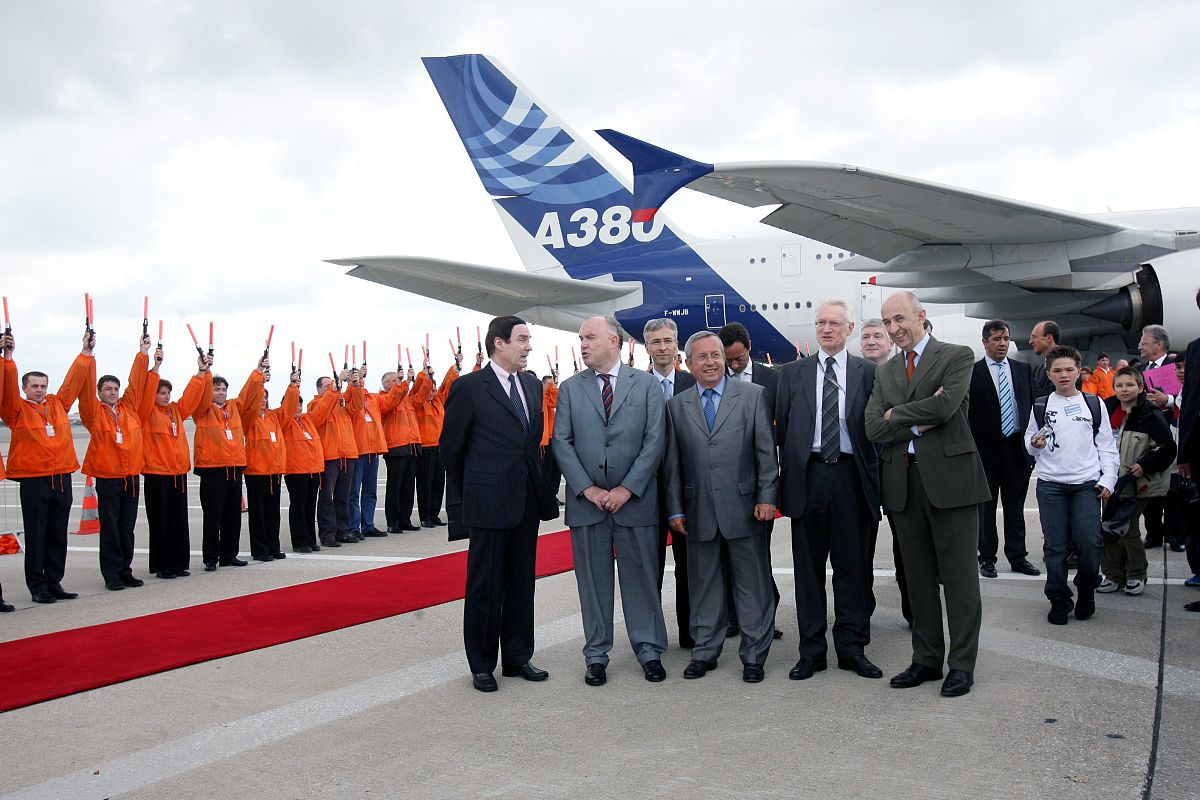 2007年6月1日,有4个引擎,双层甲板的世界最大客机——空客a380首降法