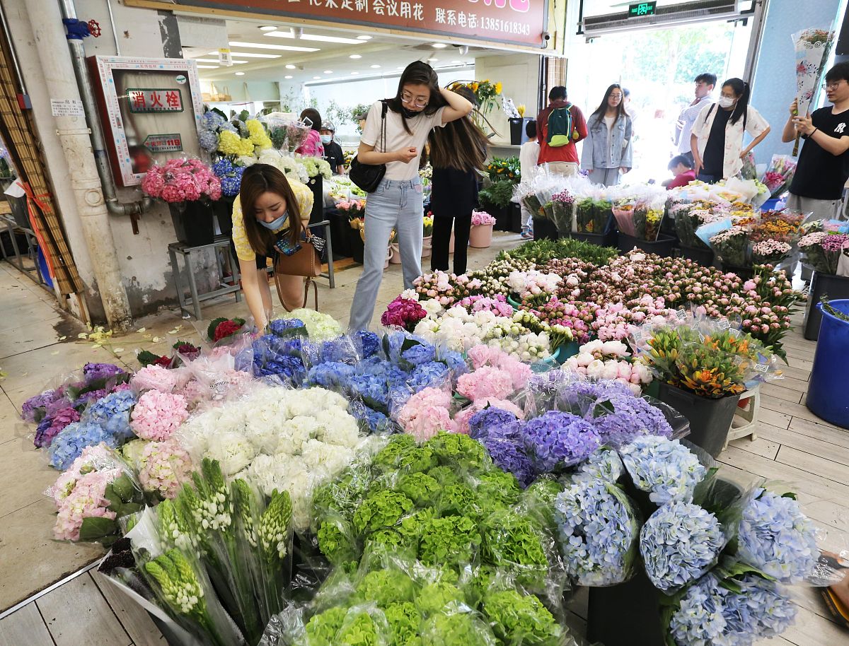 2021年5月9日,南京汉中门鲜花市场,前来买花的市民络绎不绝,不少门店