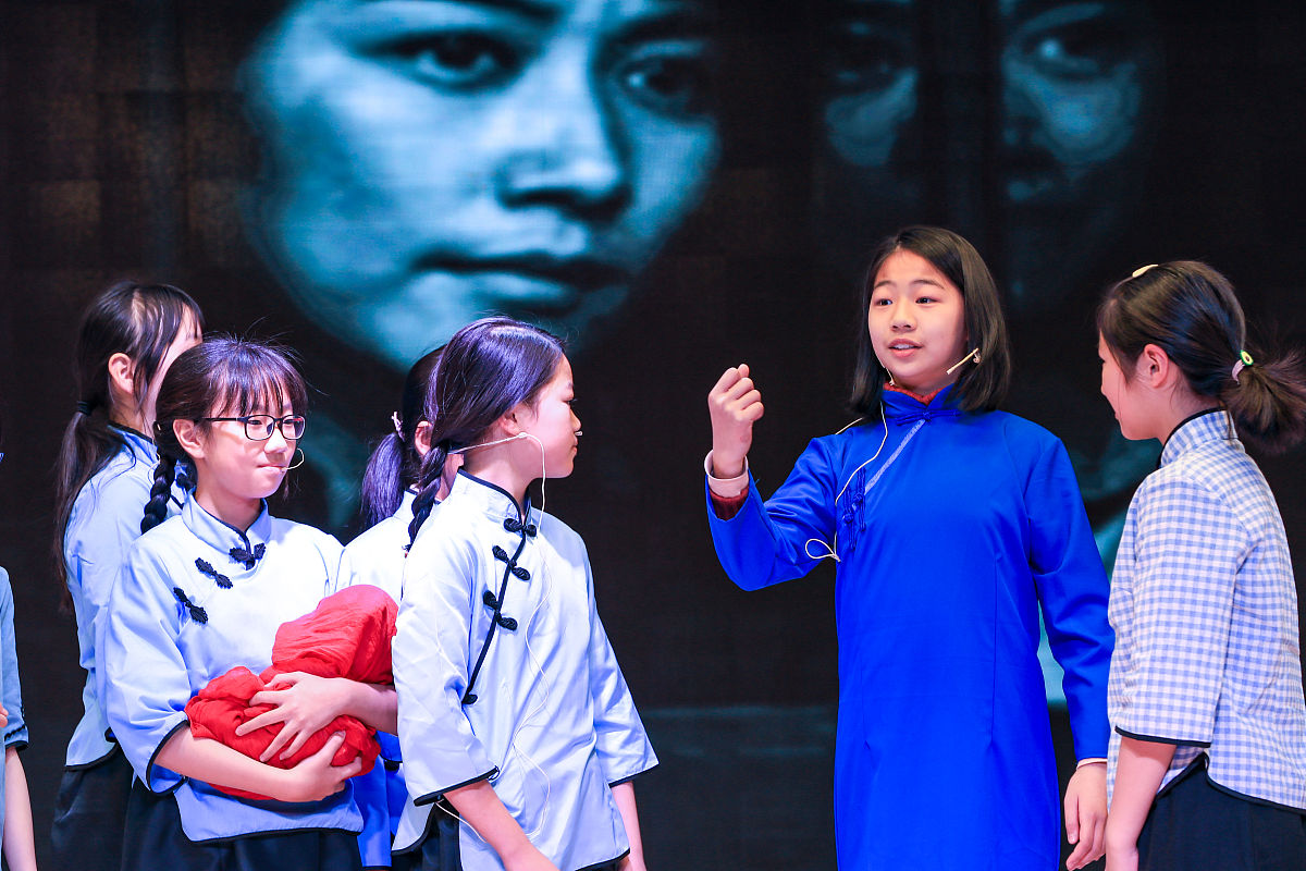 请给我写一篇关于识邪、辨邪、防邪、拒邪的能力打赢与邪教组织的意识形态主动战凝聚强大正能量的2400字的剧本小说及标题