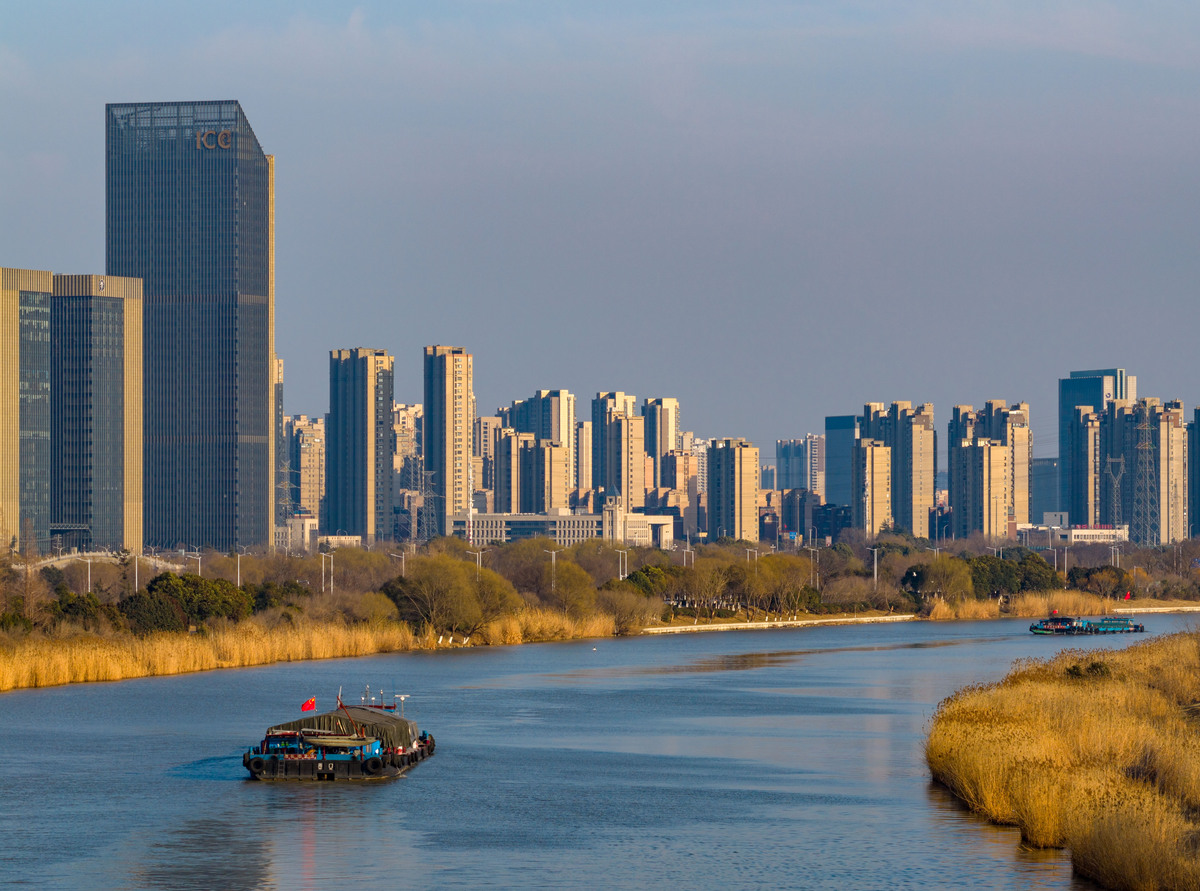 2026年2月19日,江苏淮安,京杭大运河段满载生活,建材,